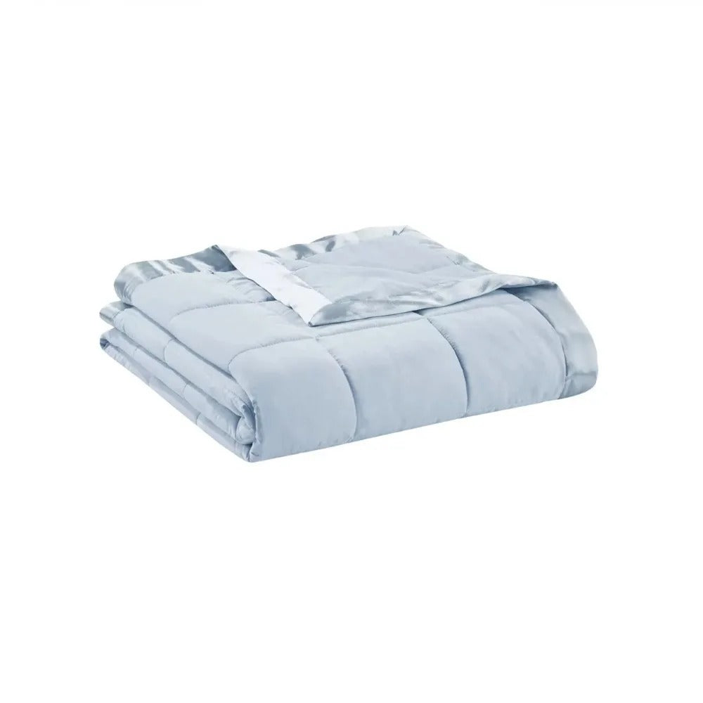 Bedsprei in Prospect Blauw – Lichtgewicht Donsalternatief met Satijnen Rand