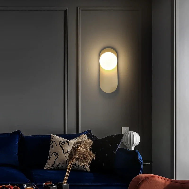 GildedGlimmer - Moderne LED Wandlamp met Glazen Bol