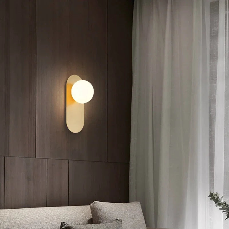 GildedGlimmer - Moderne LED Wandlamp met Glazen Bol