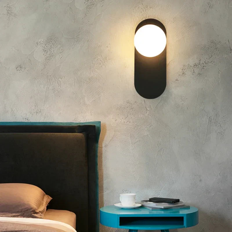 GildedGlimmer - Moderne LED Wandlamp met Glazen Bol
