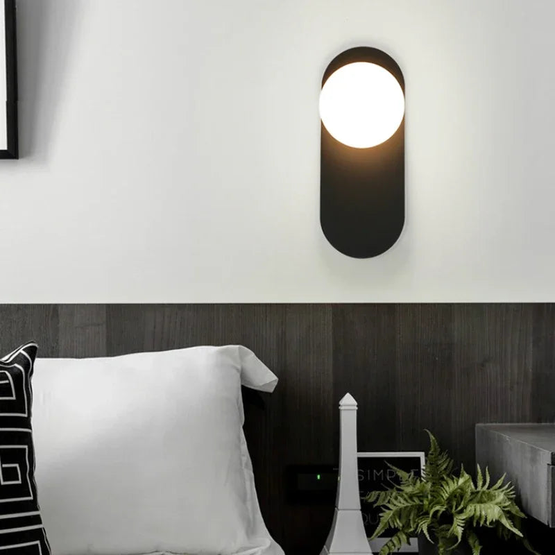 GildedGlimmer - Moderne LED Wandlamp met Glazen Bol