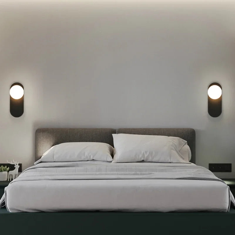 GildedGlimmer - Moderne LED Wandlamp met Glazen Bol