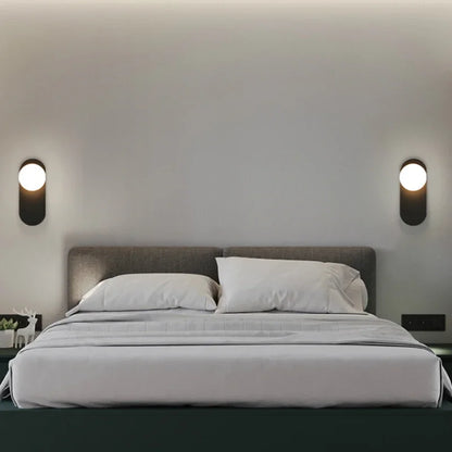 GildedGlimmer - Moderne LED Wandlamp met Glazen Bol