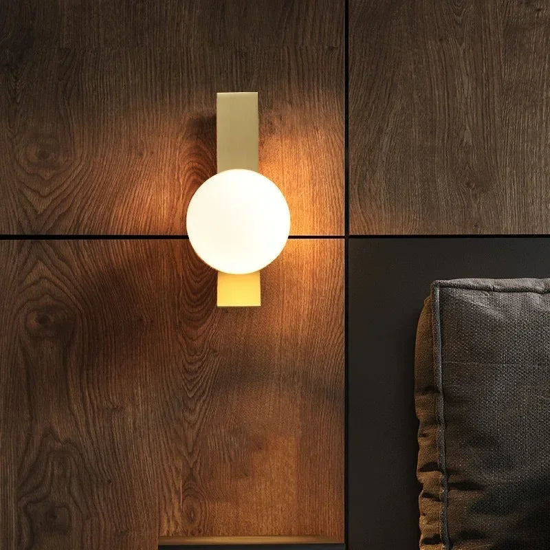 OpulentAura - Wandlamp met Gouden Glazen Bol