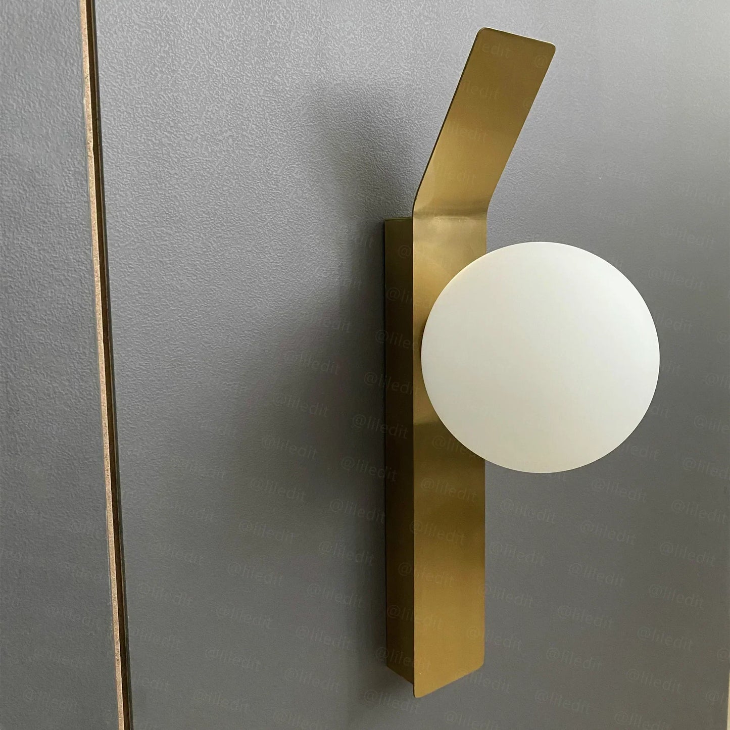 OpulentAura - Wandlamp met Gouden Glazen Bol