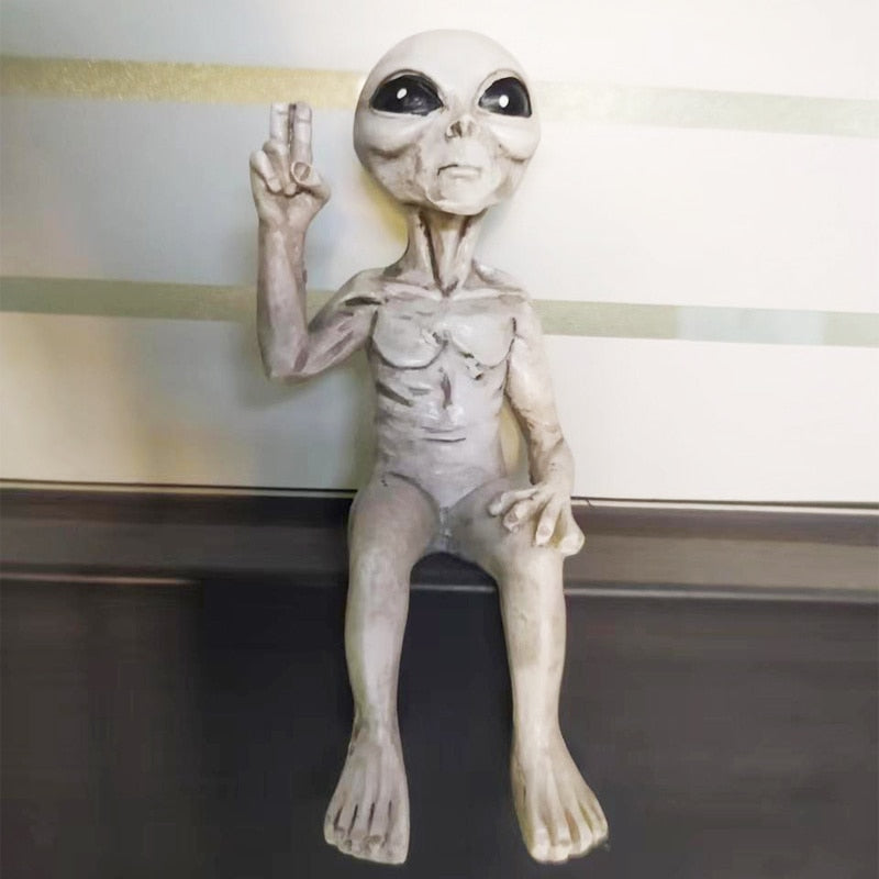 Alien Beeld met UFO – Tuin- en Halloween Decoratie van Kunsthars