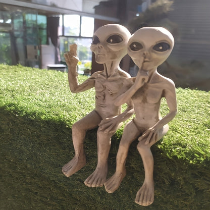 Alien Beeld met UFO – Tuin- en Halloween Decoratie van Kunsthars