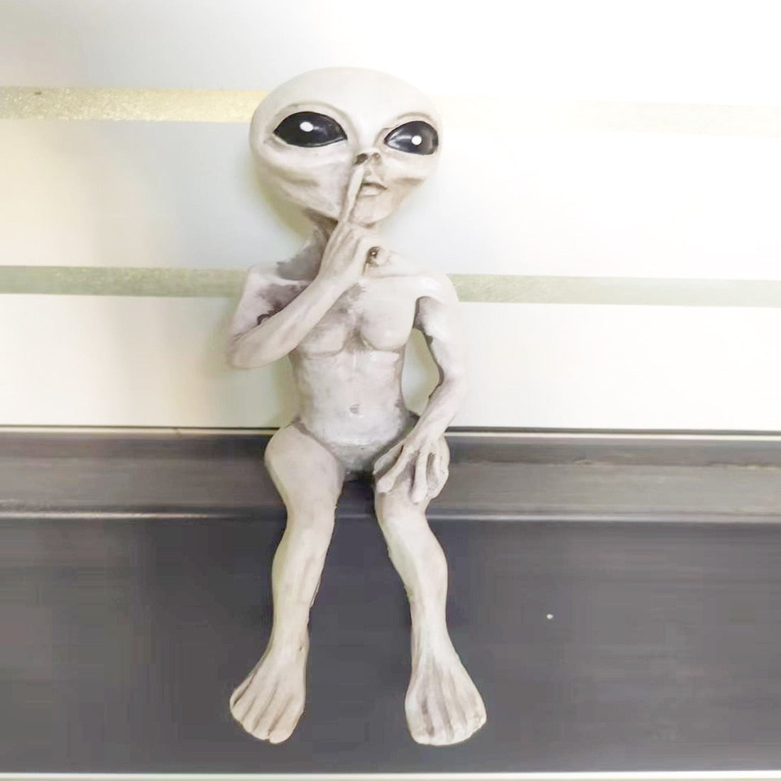 Alien Beeld met UFO – Tuin- en Halloween Decoratie van Kunsthars