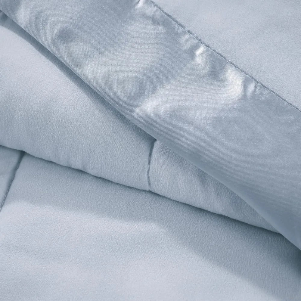 Bedsprei in Prospect Blauw – Lichtgewicht Donsalternatief met Satijnen Rand